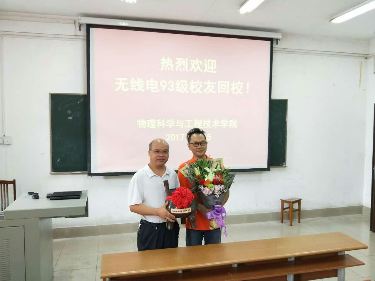 (院长与校友合影)
